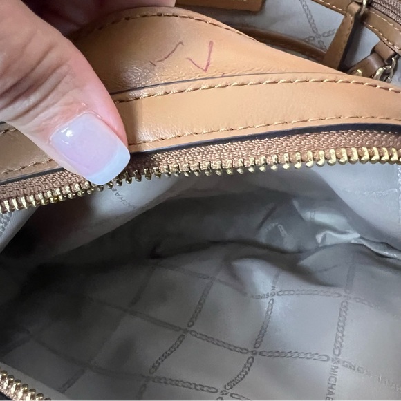 Michael Kors Signature Coated Canvas And Leather Raven Shoulder Bag, like new - Picture 4 of 17